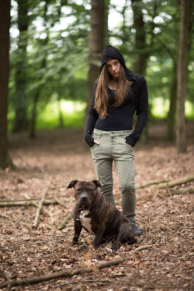 portret in bos met hond